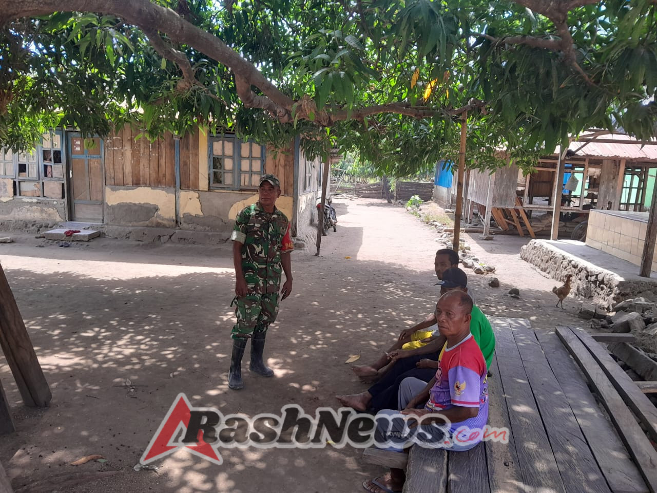 Babinsa Kodim 1602/Ende Terus Perkuat Kamtibmas Lewat Komsos dan Pamwil di Kecamatan Kotabaru