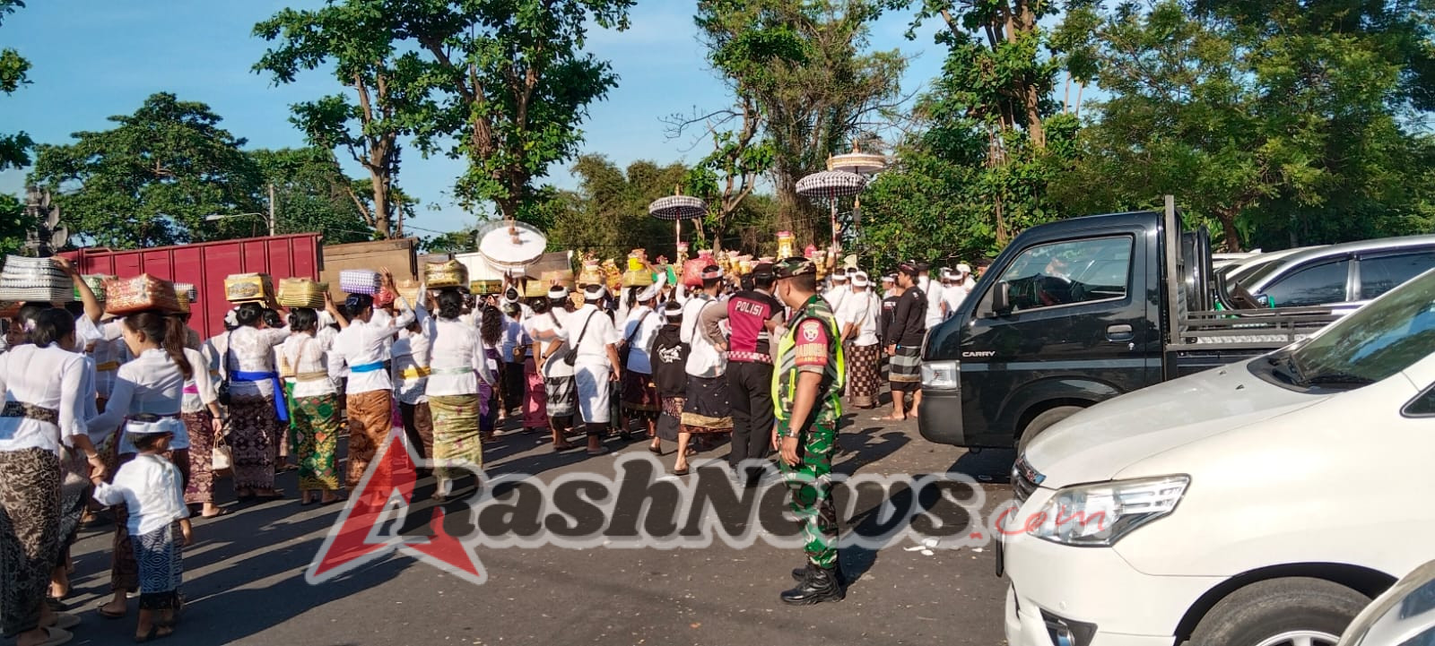 Babinsa Bersama Aparat Adat Jaga Kelancaran Upacara Ngusaba Desa di Desa Petak