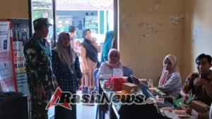 Sinergi TNI dan Pemerintah Daerah, Babinsa Bantu Sukseskan Penyaluran Kartu KSB Maju di Taliwang