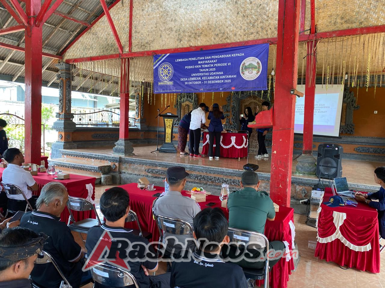 Babinsa Lembean Dukung Kegiatan KKN-T Universitas Udayana melalui Kehadiran pada Acara Penyerahan Mahasiswa