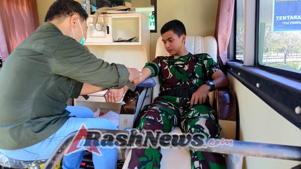 Satgas Pamtas Yonarmed 12 Kostrad Gelar Donor Darah di Motamasin Sambut HUT TNI