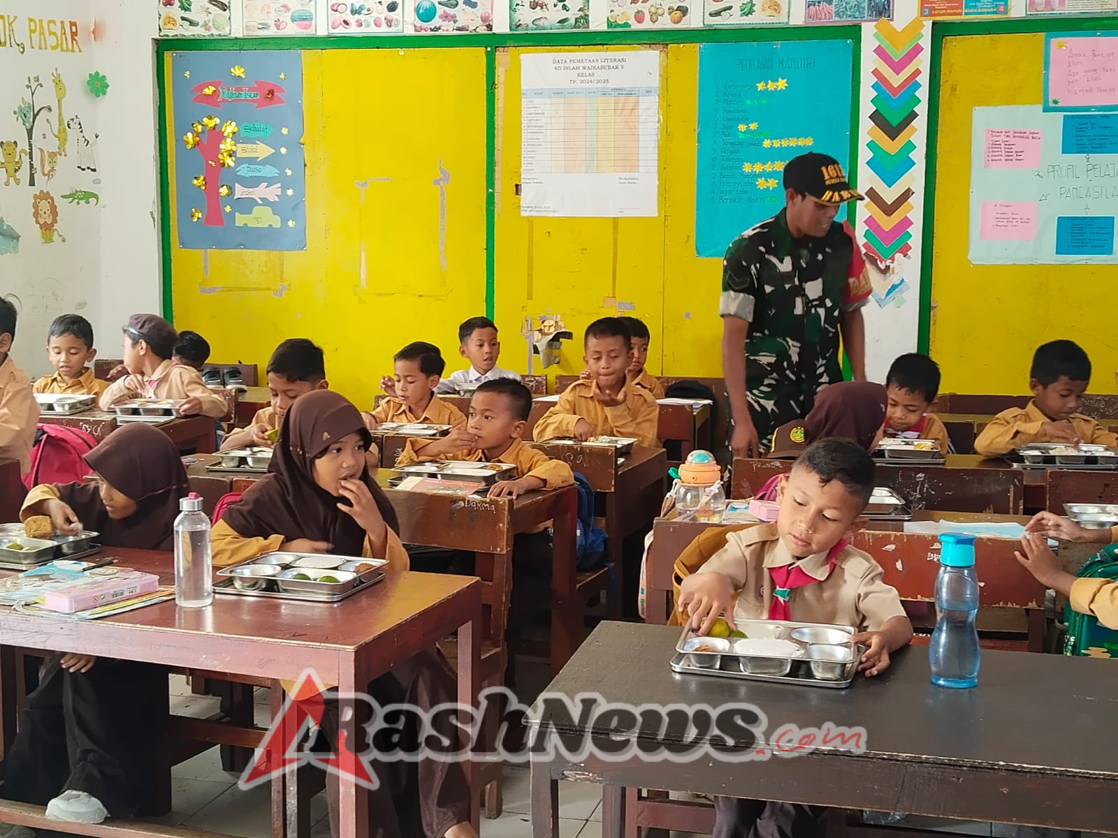 Penyaluran Makanan Bergizi di SD Muhammadiyah Wailiang Berjalan Lancar Berkat Pendampingan Babinsa