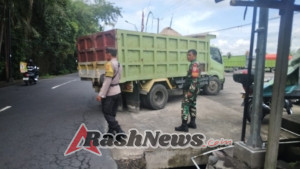 Cegah kecelakaan lalu-lintas, anggota Koramil 1623-04/Sidemen bersinergi tertibkan kendaraan truck parkir di bahu jalan.