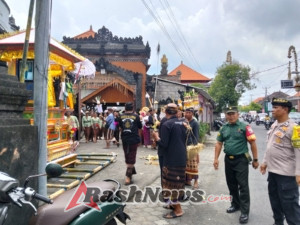 Babinsa Blahbatuh Bersama Pecalang dan Bhabinkamtibmas Amankan Prosesi Ngaben di Desa Bedulu