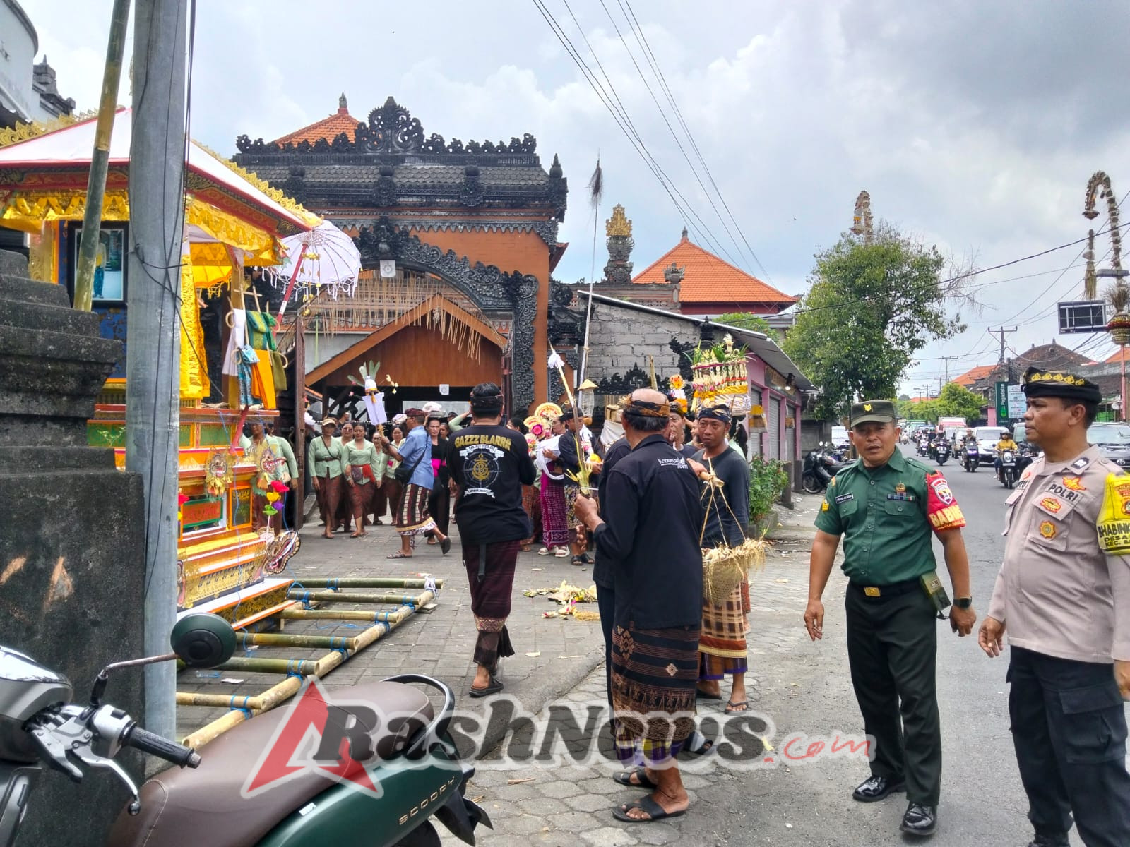 Babinsa Blahbatuh Bersama Pecalang dan Bhabinkamtibmas Amankan Prosesi Ngaben di Desa Bedulu