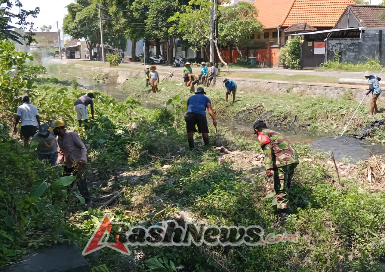 Babinsa dan Masyarakat Bersinergi dalam Padat Karya Tunai untuk Lingkungan yang Lebih Baik