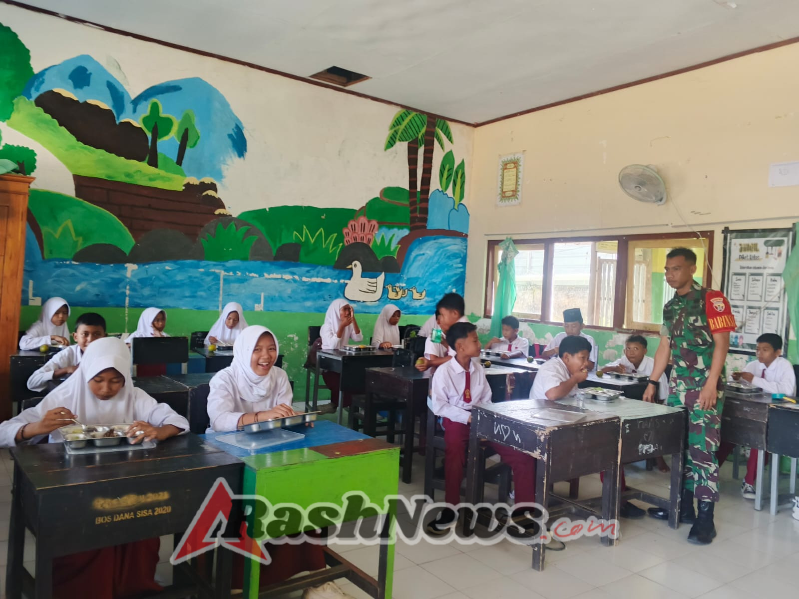 Babinsa Serda Muhaimin Ajak Siswa SDN Moteng Biasakan Pola Makan Bergizi Seimbang