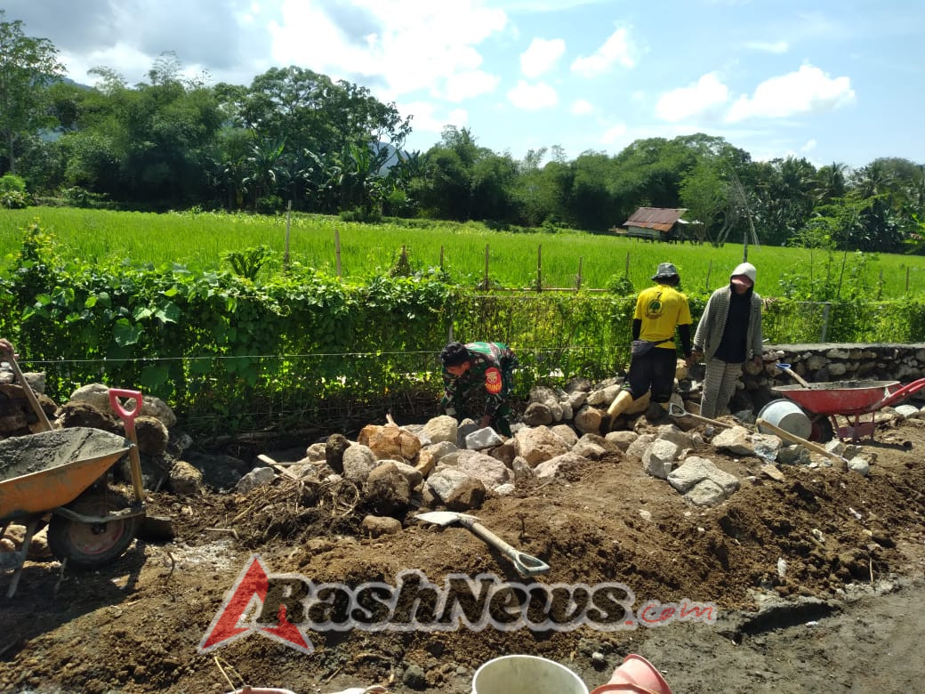 Gotong Royong Babinsa, Pondasi Jalan Pemakaman Desa Desaloka Rampung Lancar