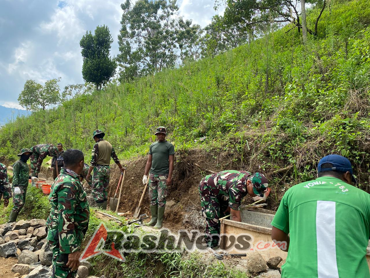Kodim 1612/Manggarai Buka Akses Jalan Pertanian, Tuntaskan Keterisolasian Desa Lewat TMMD ke-126