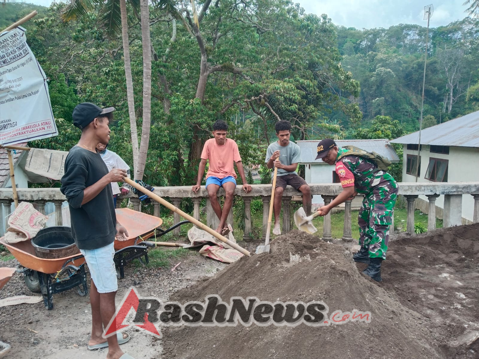 Wujud Kemanunggalan TNI-Rakyat, Babinsa Kodim 1602/Ende Gelar Karya Bhakti di Desa Binaan
