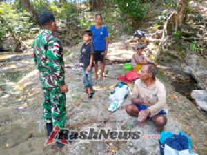 Babinsa Koramil 1618-02/Miomaffo Barat Jalin Silaturahmi dan Ajak Warga Jaga Kebersihan Sungai