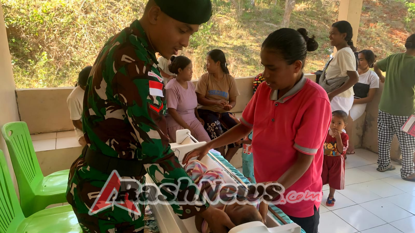 Satgas Pamtas Yonarmed 12 Kostrad Wujudkan Masyarakat Sehat Melalui Posyandu di Desa Henes
