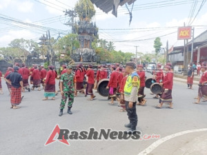 TNI-Polri dan Pecalang Bersinergi, Wujudkan Keamanan Upacara Adat di Desa Bangbang