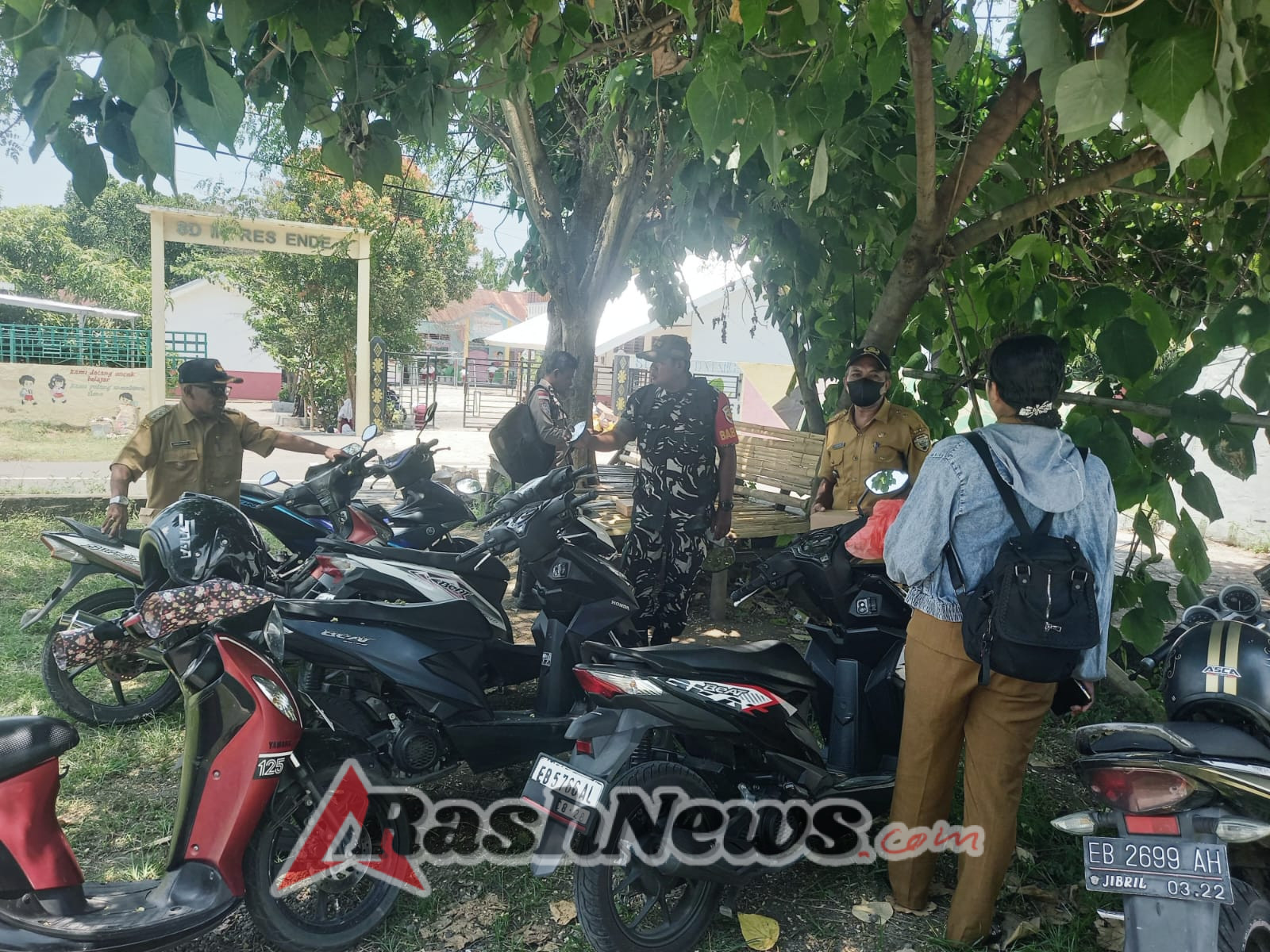 Babinsa Ende Utara Dorong Kepedulian Masyarakat dalam Menjaga Keamanan Lingkungan