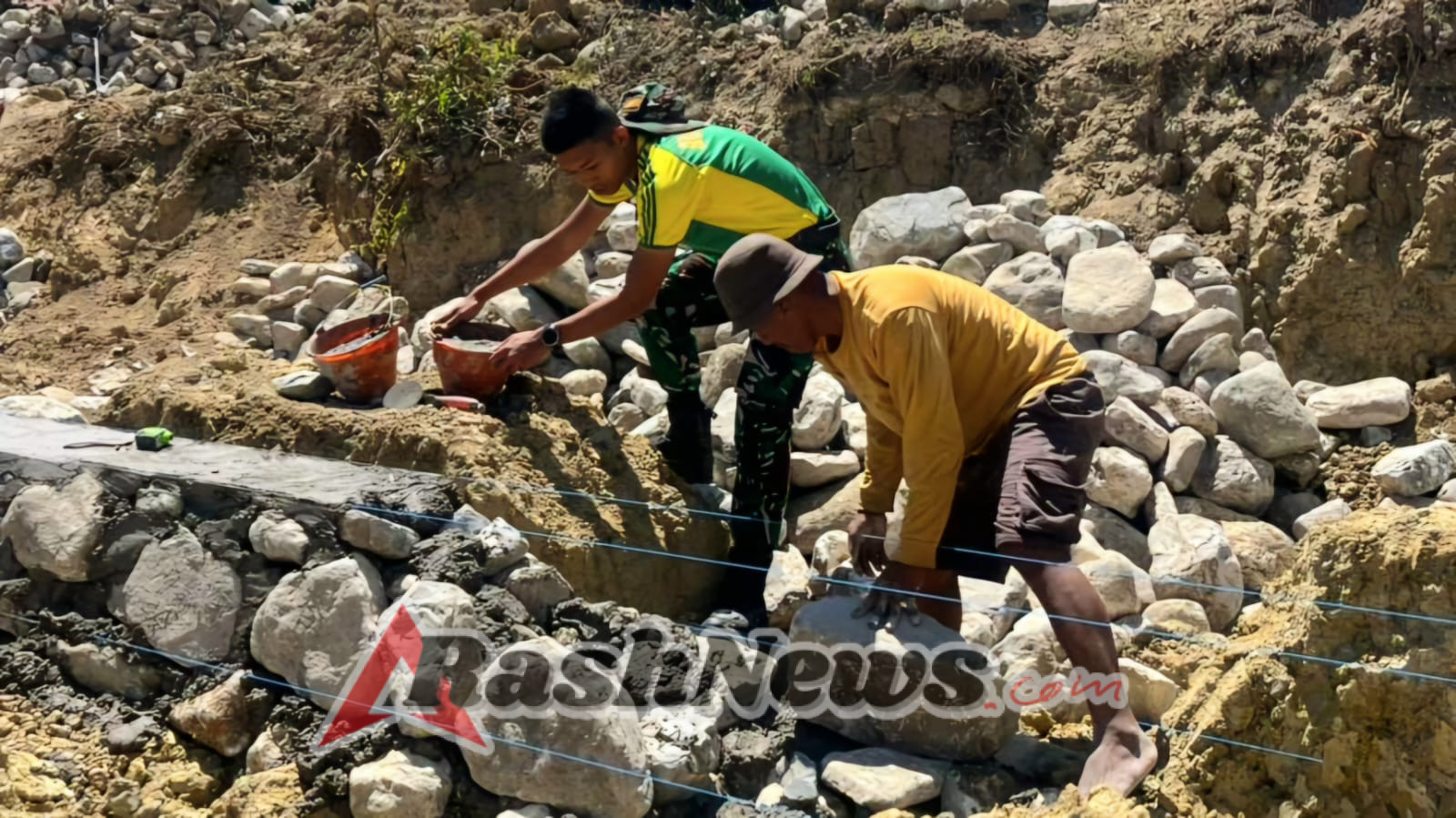 Satgas Yonarmed 12 Kostrad Perkokoh Pendidikan Lewat Pembangunan Pondasi Sekolah