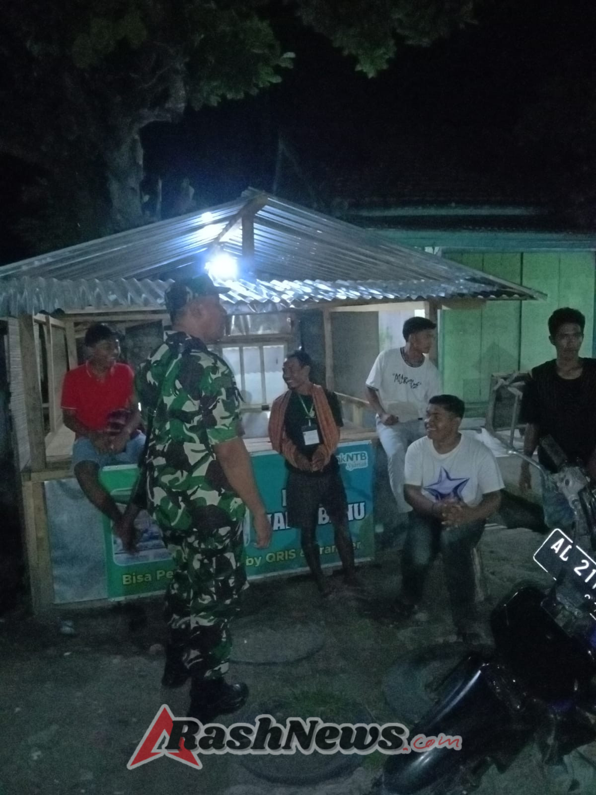 Sinergi Babinsa dan Warga Desa Kempo Ciptakan Ronda Malam yang Efektif