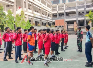 Babinsa Latihkan Baris Berbaris Upaya Membangun Karakter Calon OSIS yang Disiplin