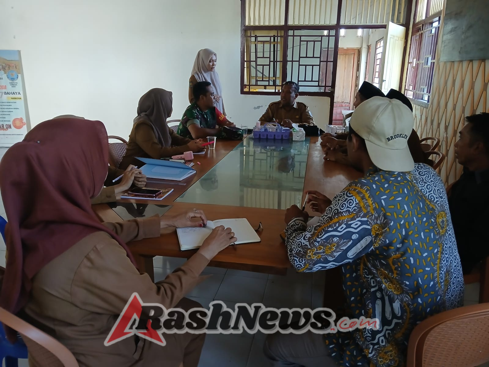 Babinsa Pasir Putih Dukung Peningkatan Kinerja Aparat Desa Lewat Rapat Evaluasi Mingguan