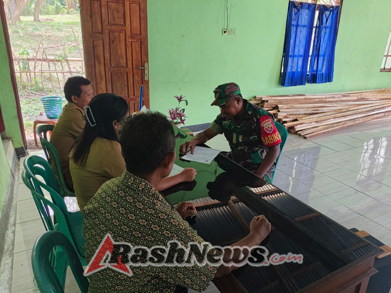 Serka Piter Kase Tingkatkan Keamanan Wilayah Melalui Komsos dan Pamwil di Desa Raburia