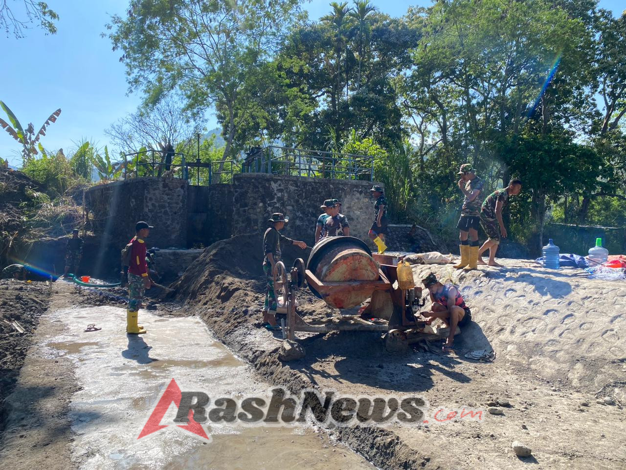 TMMD ke-126 di Ngada Kodim 1625 Pacu Progres Pengecoran Lantai Bendungan Panondiwal di Riung Barat