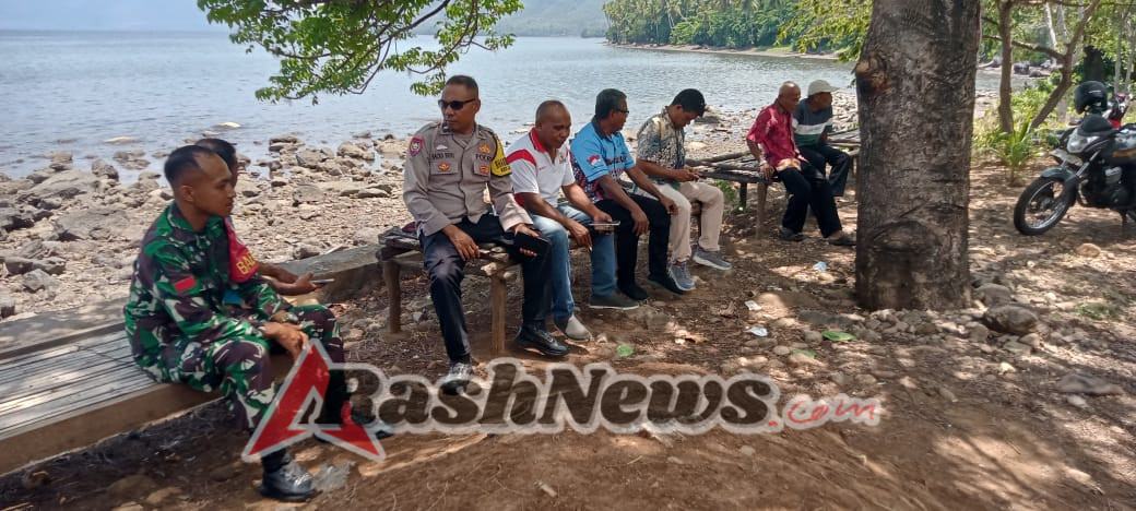 Babinsa Koramil 1624-01/Larantuka Bersama Bhabinkamtibmas Laksanakan Komsos dan Monitoring di Desa Ilepadung