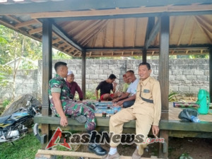 ‎Babinsa Kalijaga Baru Gelar Komsos, Ajak Perangkat Desa Jaga Sinergitas dan Kekompakan