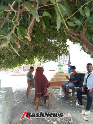 Babinsa Koramil 1624-04/Omesuri Himbau Warga Desa Mampir Jaga Keamanan dan Ketertiban Lingkungan