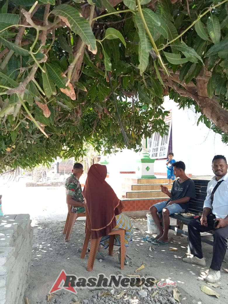 Babinsa Koramil 1624-04/Omesuri Himbau Warga Desa Mampir Jaga Keamanan dan Ketertiban Lingkungan