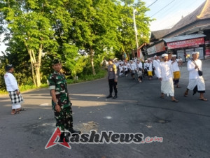 Berikan rasa aman dan nyaman, Babinsa 1623-01/Karangasem amankan upacara keagamaan.