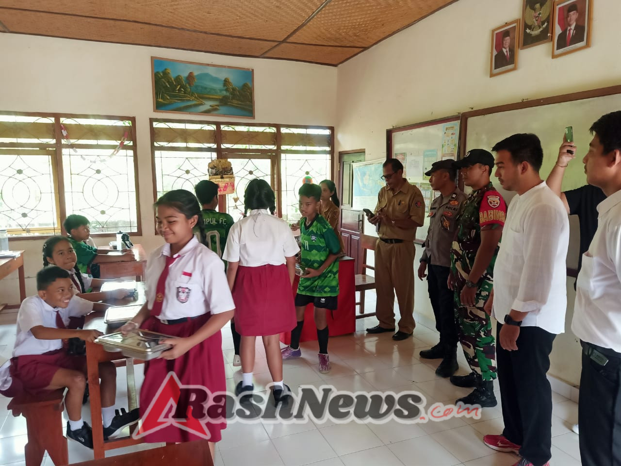 Sinergi Babinsa Sekumpul dalam Sukseskan Program Makan Bergizi Gratis bagi Siswa SD