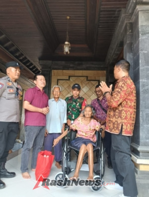 Hadir Ditengah Warga, Babinsa Bakas Dampingi Ni Nyoman Cermi Terima Bantuan Kursi Roda