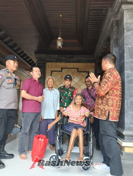 Hadir Ditengah Warga, Babinsa Bakas Dampingi Ni Nyoman Cermi Terima Bantuan Kursi Roda