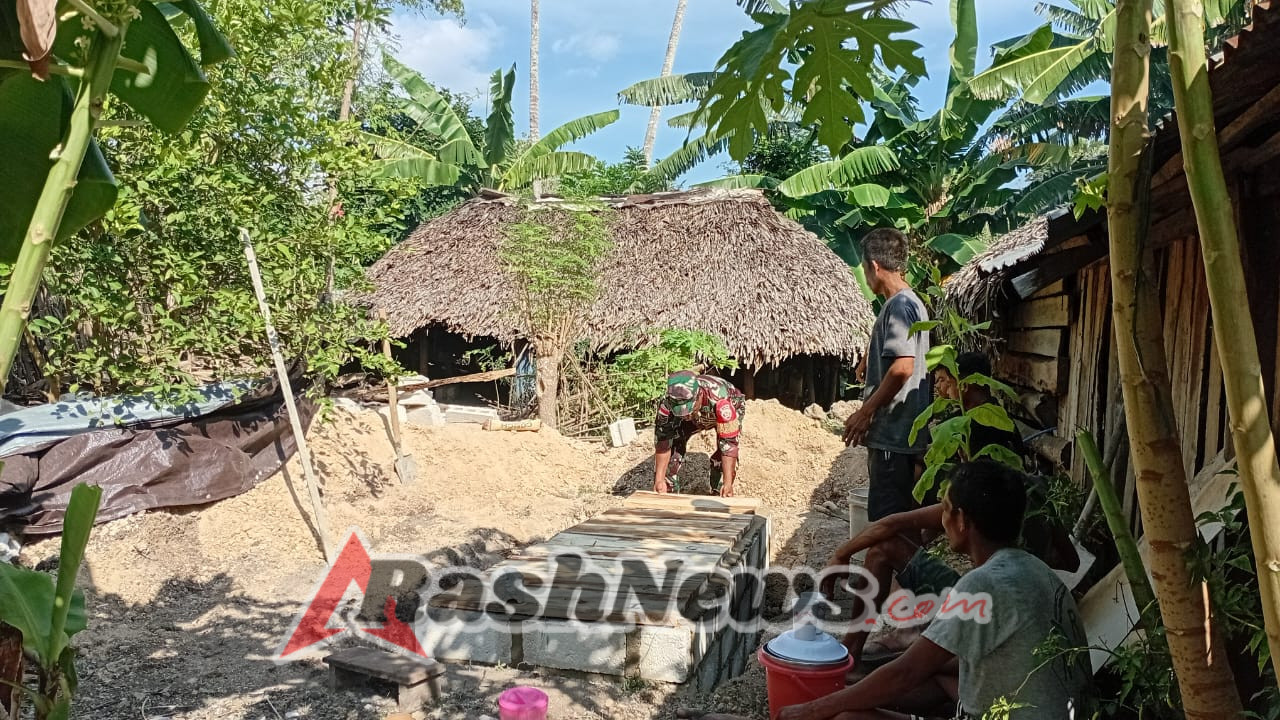 Babinsa Batutua Turut Gotong Royong Siapkan Liang Lahat Warga Berduka di Desa Sanggaoen