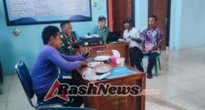 Babinsa dan Staf Desa Kelanir Bahu-Membahu Ciptakan Wilayah Kondusif