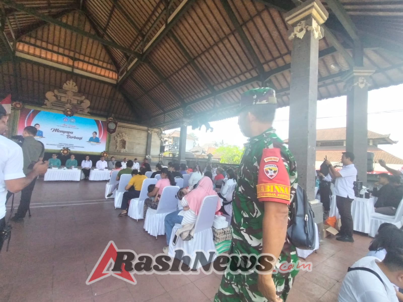 Babinsa Desa Wismakerta bersama Bhabinkamtibmas monitoring kegiatan Aksi Sosial Tim Penggerak PKK Provinsi Bali.
