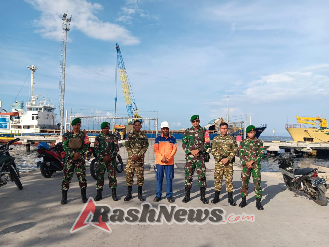 Kolaborasi TNI dan Generasi Muda: Kodim Sikka dan Komcad Patroli Bersama Amankan Pelabuhan Maumere