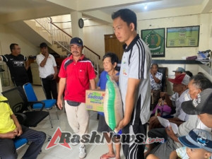 Dampingi Penyaluran Sembako Wujud Nyata Kepedulian Babinsa Nyalian Akan  Kesejahteraan Warga