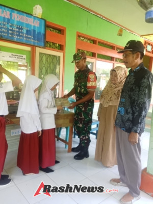 Sinergi TNI dan Sekolah, Babinsa Dampingi Pembagian Makan Bergizi untuk Siswa SDN Sapugara