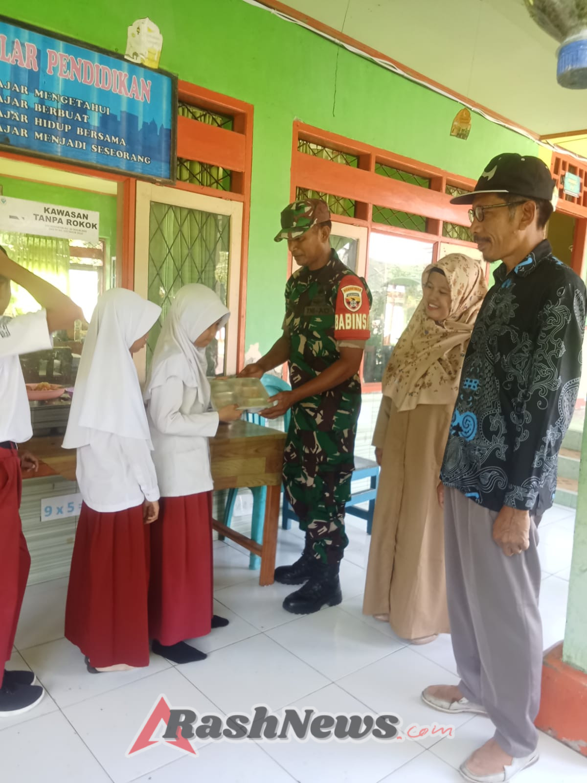 Sinergi TNI dan Sekolah, Babinsa Dampingi Pembagian Makan Bergizi untuk Siswa SDN Sapugara