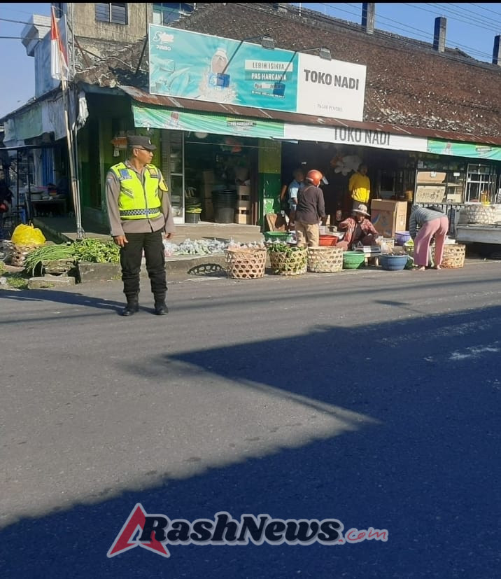 Cegah terjadinya kemacetan dan laka lantas, Personil Polsek Penebel melaksanakan Strong Point pagi