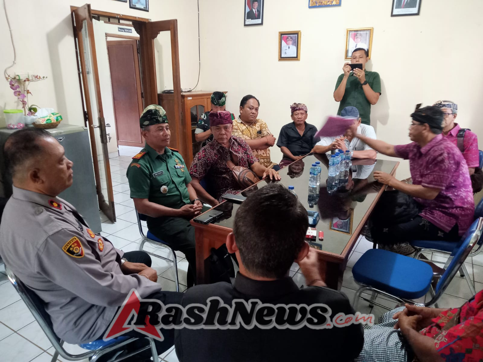 Danramil Mendoyo Imbau Warga Jaga Ketertiban Lalu Lintas Jelang Pasar Adat Galungan-Kuningan