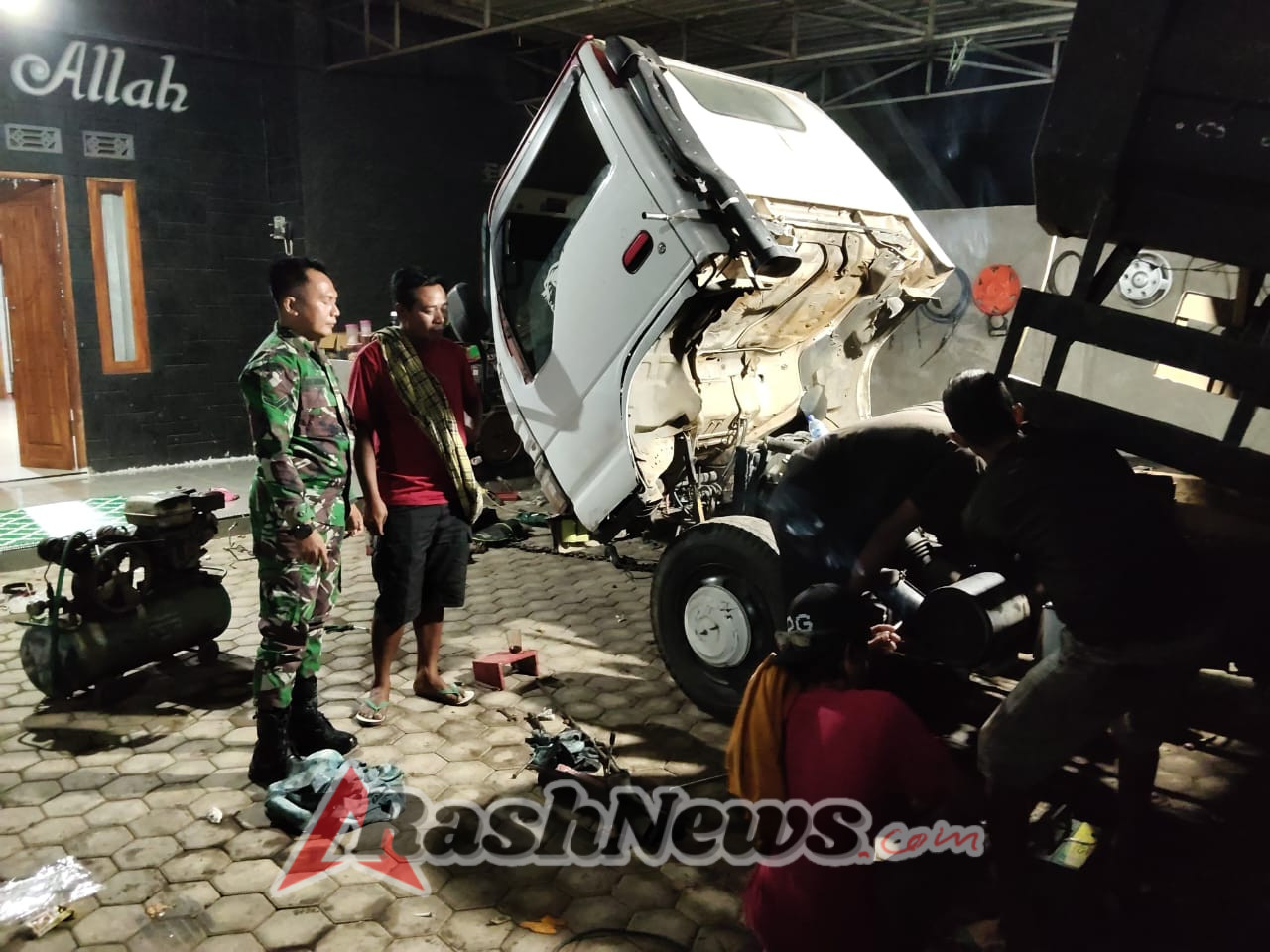 ‎Patroli Malam Babinsa Sembalun Wujud Kepedulian terhadap Kamtibmas dan Kedisiplinan Warga