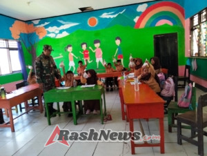 Tingkatkan Gizi Anak Sekolah, Babinsa Koramil 1628-03/Seteluk Hadir di Kegiatan MSG SDN 1 Seteluk