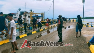 Babinsa Sertu Apriadi Lonowata Amankan Bongkar Muatan KMP Laka’an di Pelabuhan Pantai Baru