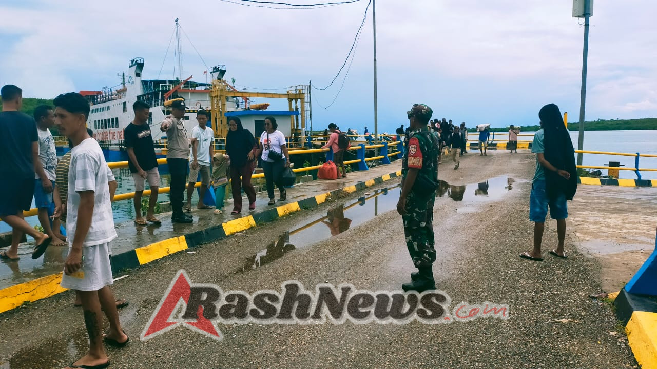 Babinsa Sertu Apriadi Lonowata Amankan Bongkar Muatan KMP Laka’an di Pelabuhan Pantai Baru