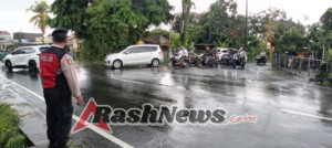Pengamanan Hari Raya Galungan, Personil Polsek Abiansemal Tetap Lakukan Gatur Lalin Sore Walaupun Cuaca Tidak Bersahabat