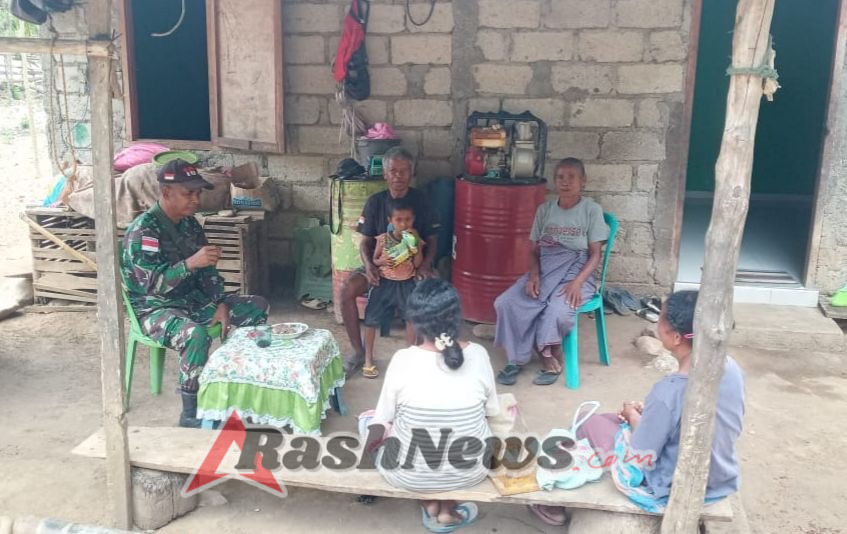 Berbaur dengan Warga, Babinsa Koramil 1618-03/Insut Dorong Semangat Gotong Royong di Desa Binaan