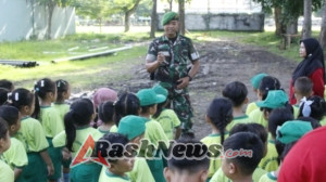 SEMARAK BERKEBUN, YONIF 742/SWY AJAK ANAK TK KARTIKA VII-11 MATARAM UNTUK PEDULI LINGKUNGAN