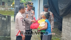 Menjelang Hari Raya Kuningan Kapolsek Marga Berikan Paket Sembako Ke Warga Kurang Mampu