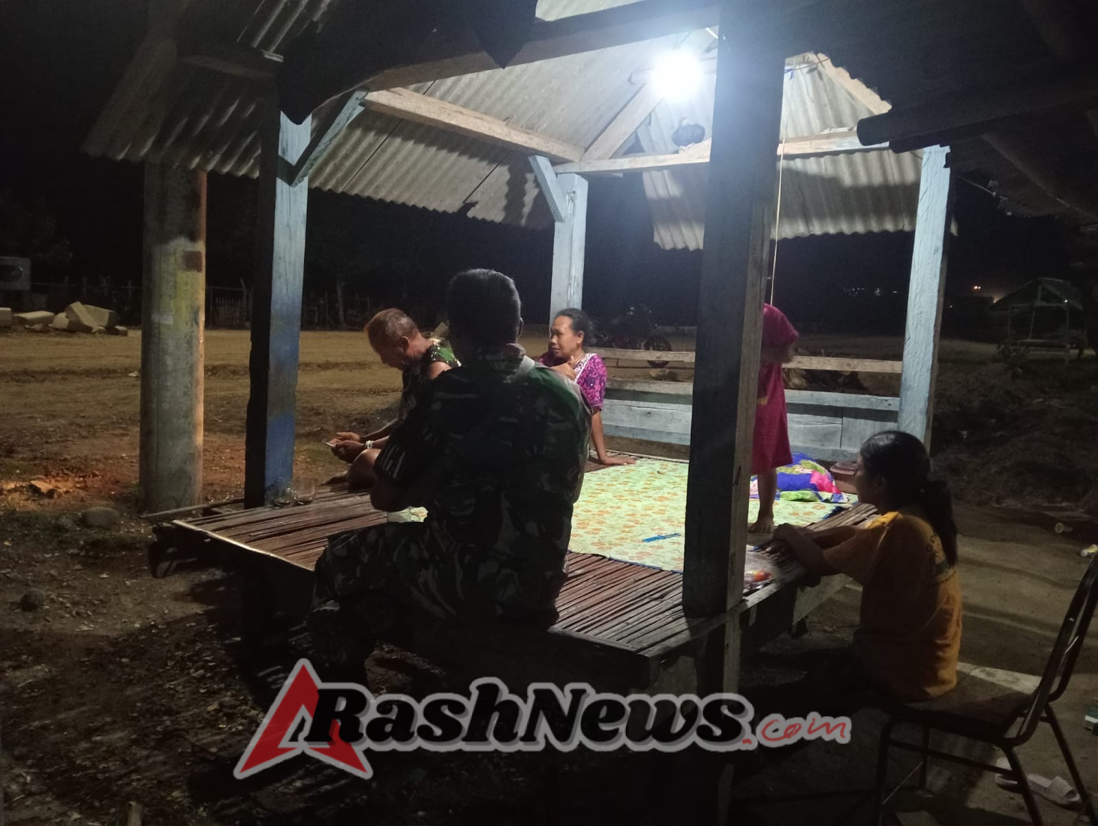 Koptu Arifin Ajak Warga Tetap Waspada Saat Laksanakan Patroli Malam di Wilayah Binaan